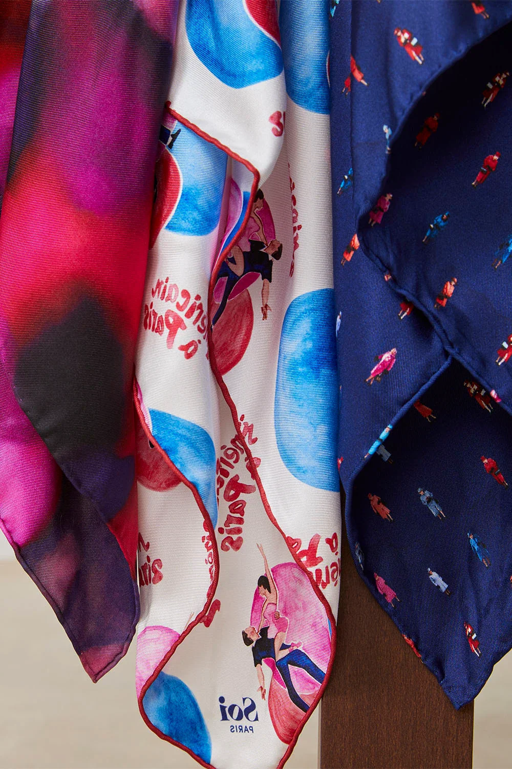 Foulard en Soie Reine Elisabeth Bleu - Image 8