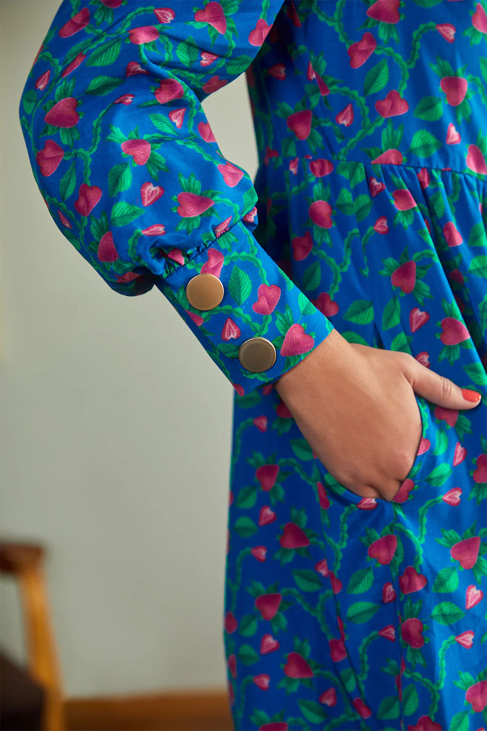 Robe Victoire Fraises Volantes Bleu - Image 3